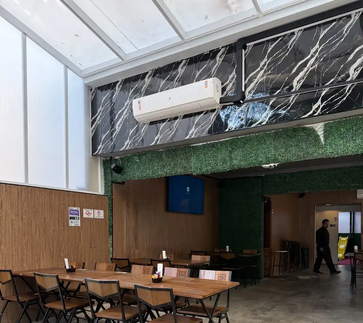 Mesas do salão interno do Zora Bar preparadas para o almoço