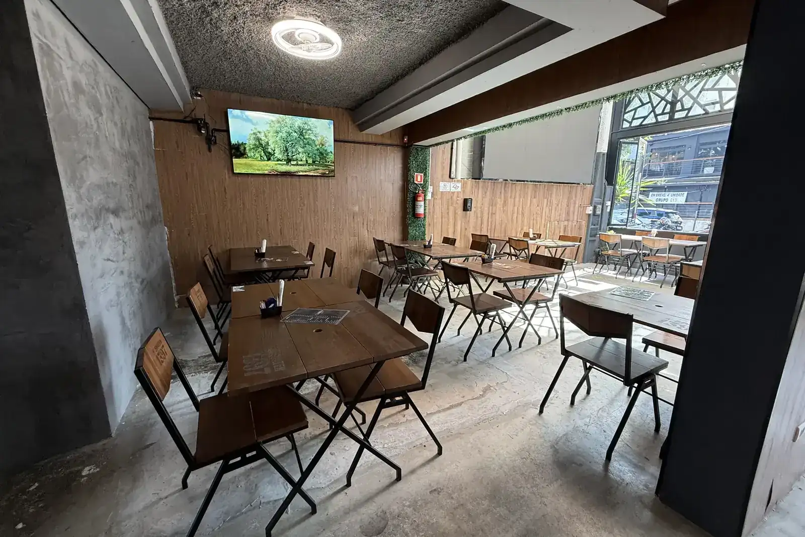 Área coberta e iluminada do Zora Bar, usada no almoço