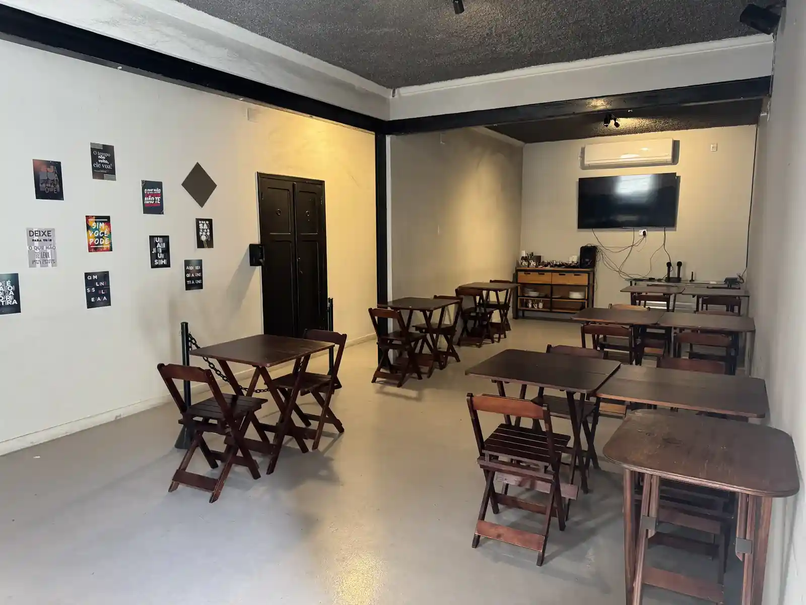 Salão privativo do Zora Bar em Santos, ambiente usado para chá de bebê